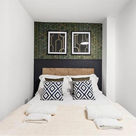 Modern Spacious Three Bedrooms With Private Garden 卡迪夫 外观 照片