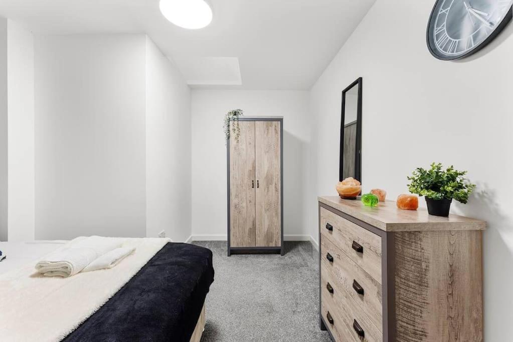 Modern Spacious Three Bedrooms With Private Garden 卡迪夫 外观 照片