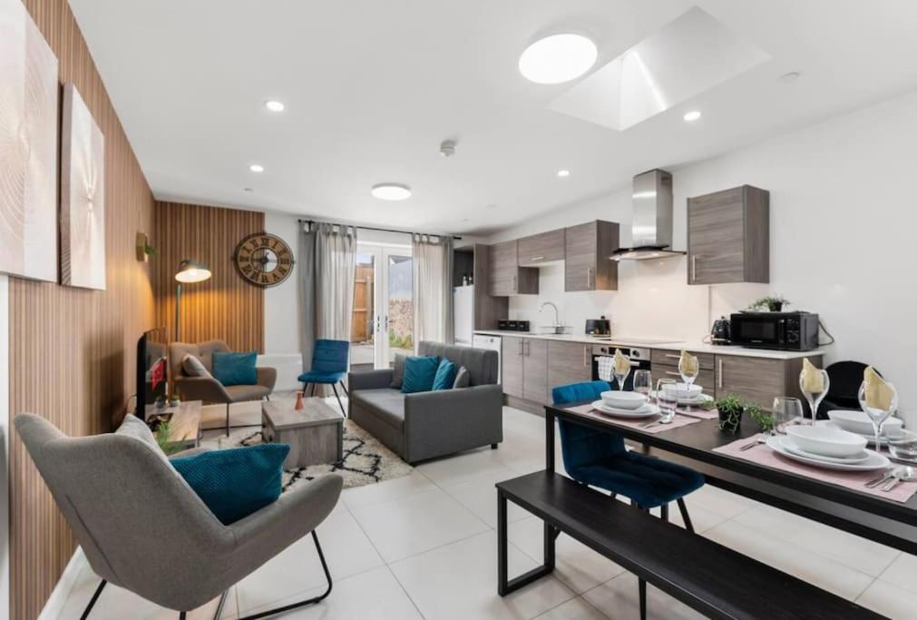 Modern Spacious Three Bedrooms With Private Garden 卡迪夫 外观 照片